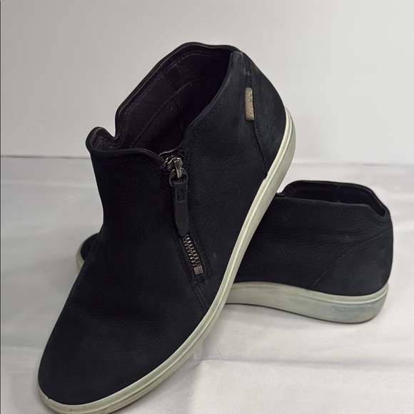 Ecco Black Chukka Boots with Sleek Design - Picture 6 of 7